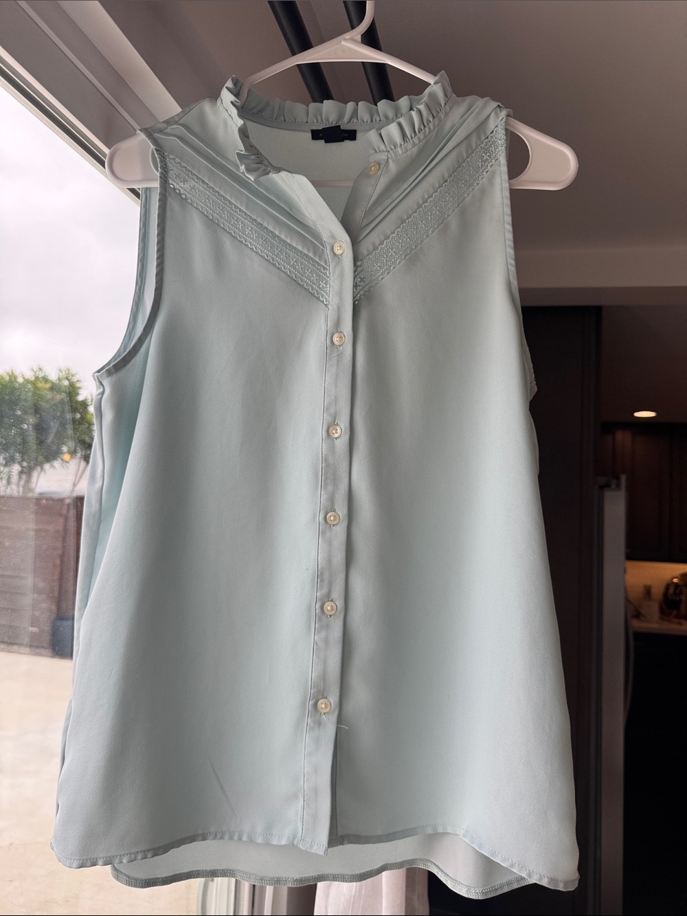 Ann Taylor Sleeveless Button-Front Blouse in Light Mint